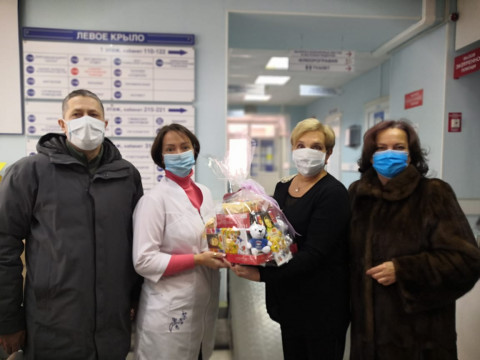 Врачам Владивостока в новогодние дни передали чайные наборы, выпечку и развивающие игры для детей