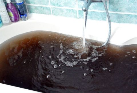 Ржавая вода по цене чистой возмущает владивостокцев