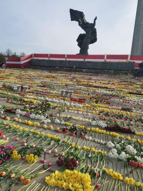 В Риге вновь возложили к памятнику освободителей цветы, убранные трактором
