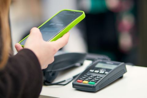 Безопасно ли оплачивать покупки телефоном