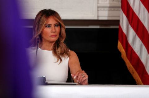Мелания Трамп готова помочь с гуманитарной помощью для жителей Алешек