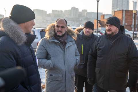 Кто нагадил в прорубь главной набережной, ищут во Владивостоке