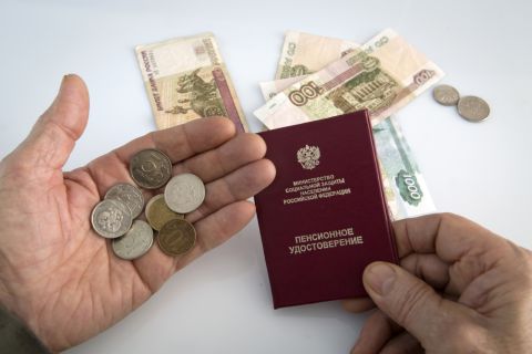 Российские пенсионеры беднеют из-за низкой индексации пенсий — экономист