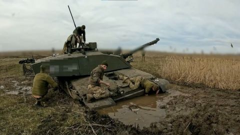 Позор на весь мир: «украинский» Challenger утонул в грязи на презентации  