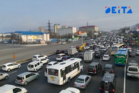 "Ты не проедешь!": дорожные работы осложняют жизнь водителям Владивостока в пятничный час пик