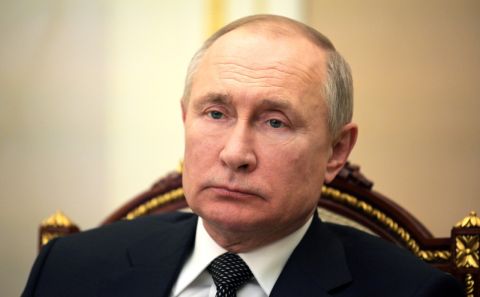 Олигархи уговаривают Путина начать чистку элиты, считает Хазин