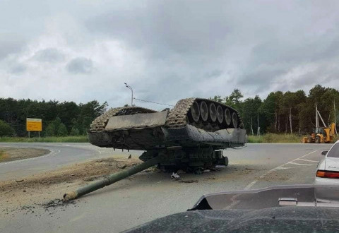 Танк уронили на дорогу на Сахалине