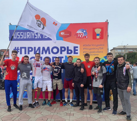 Приморские кикбоксеры поздравили Уссурийск с днем рождения 