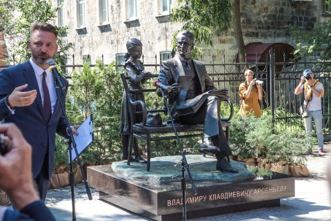 Учёный, исследователь, семьянин – памятник Арсеньеву открыли в музейном дворике