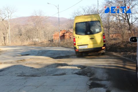 Клубы пыли и строительный мусор: ученики Владивостока добираются до школы по бездорожью