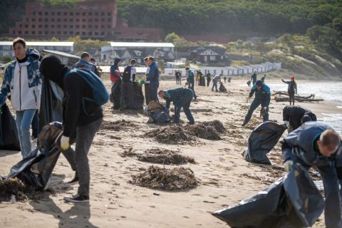 Закрыли сезон: на пляже в Находке собрали 2 самосвала мусора