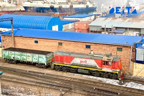 Пьяный мужчина пострадал при наезде грузового поезда в Приморье