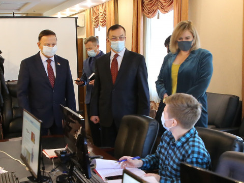 Депутаты посетили студентов, работающих волонтерами медиками в период пандемии
