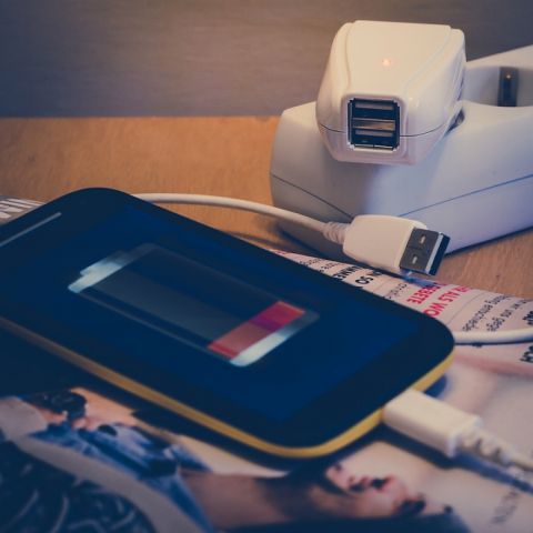 Опасность при зарядке смартфона подстерегает неопытных владельцев