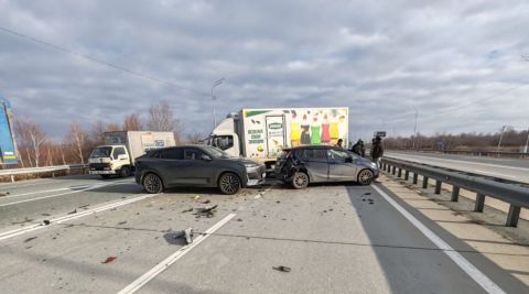 Водитель грузовика устроил массовое ДТП на аэропортовской трассе под Владивостоком