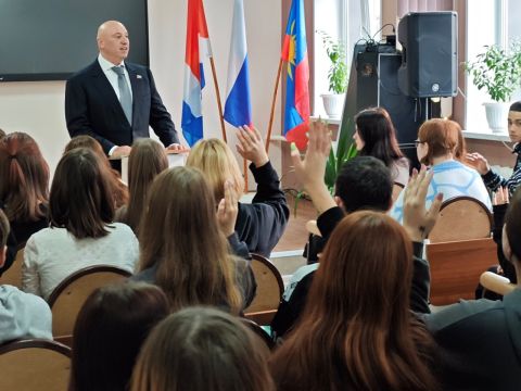 Депутат Приморья рассказал про главный закон России студентам Артема
