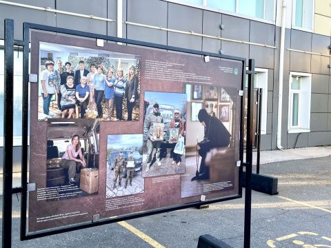 «Наши – это мы»: фотовыставка о волонтерах СВО открылась во Владивостоке