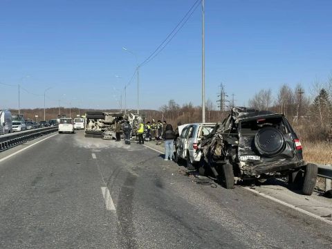 Массовое ДТП перекрыло въезд в Новый Владивосток по низководному мосту