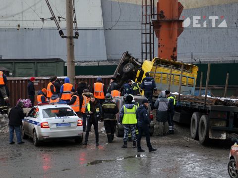 Машины всмятку: фура сбила поезд в Приморье - фото