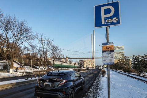 Новые платные парковки анонсировал мэр Владивостока