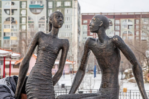 Дальневосточный памятник влюбленным похож на россиян, выживающих на МРОТ