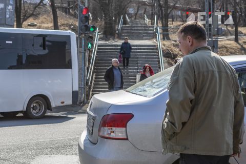 Бесплатную парковку у поликлиник и школ хотят закрепить в законах 