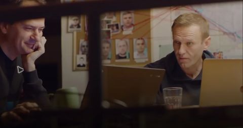 «Оскар» сошел с ума: политизированную статуэтку вручили «Навальному»