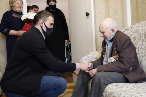 Чемпион мира поздравил ветерана ВОВ со столетним юбилеем