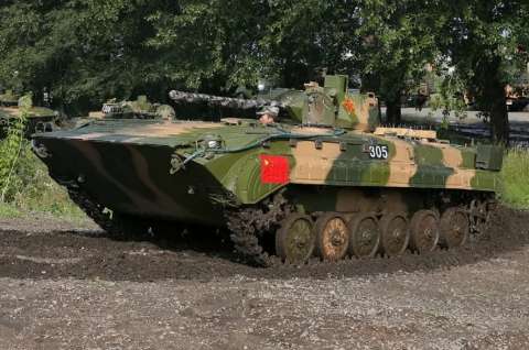 Российские военные замечены на китайской бронетехнике