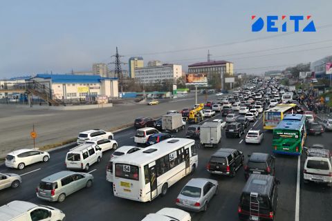 Оживление рабочих на проблемном перекрёстке Владивостока усилило вечерние пробки до 7 баллов