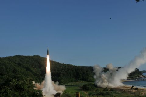 На Западе озвучили, когда Киеву разрешат бить вглубь России дальнобойными ракетами