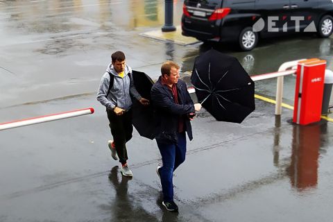 Во Владивостоке дует очень сильный ветер