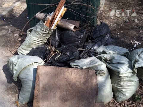 Школа и магазины завалили мусором двор дома во Владивостоке