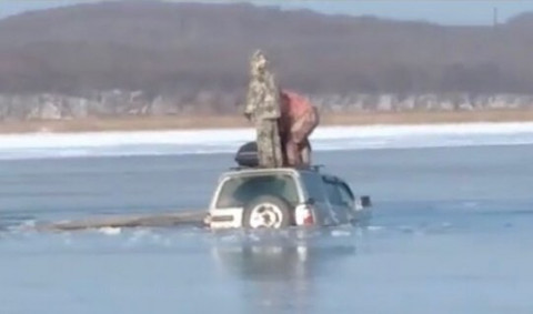 Автомобиль рыбаков ушёл под воду в Приморье
