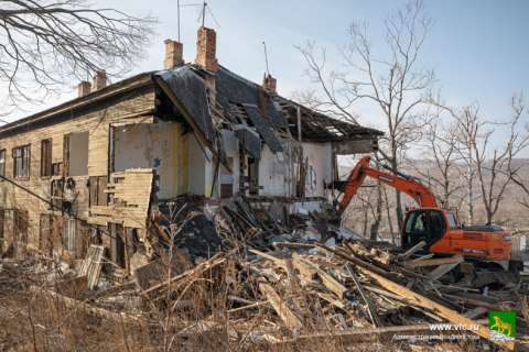 Во Владивостоке приступили к сносу очередного аварийного барака