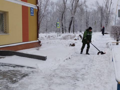 Последствия снегопада продолжают ликвидировать в Артеме 