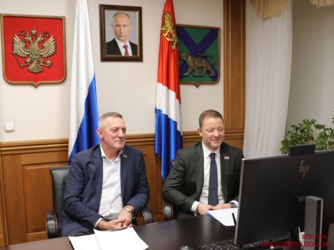 Телемост в день Конституции провели парламенты Приморья и ДНР 