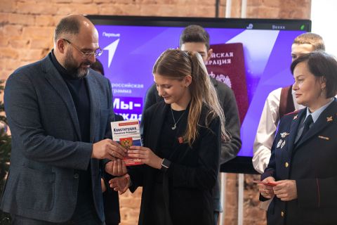 Школьники Владивостока получили паспорта из рук главы города