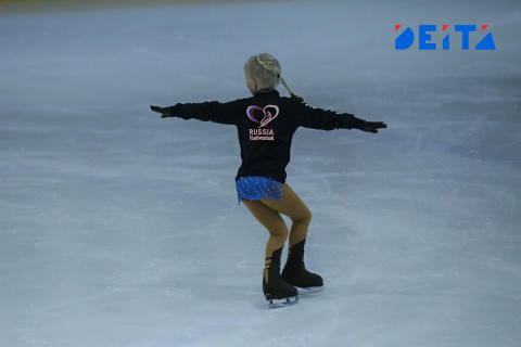 «Чтобы не хулиганили»: мэрия засыпала песком бесплатный каток