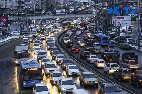 ДТП усугубили пятничные заторы во Владивостоке