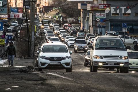 Скользкие дороги, неработающие светофоры: Владивосток опять увяз в вечерних заторах