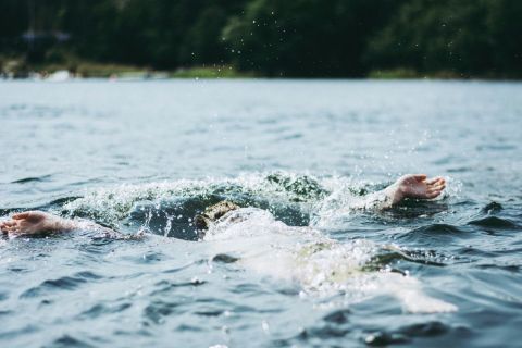 Подросток во Владивостоке прыгнул с пирса в воду и не вынырнул