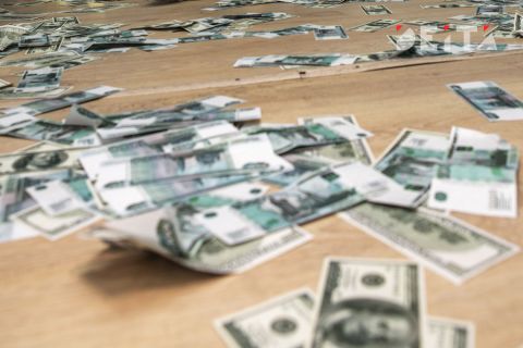 Россиянам советуют избавиться от наличных долларов