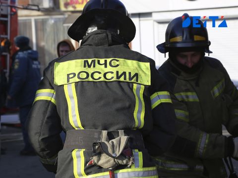 60 человек эвакуировались во время пожара на крыше дома во Владивостоке