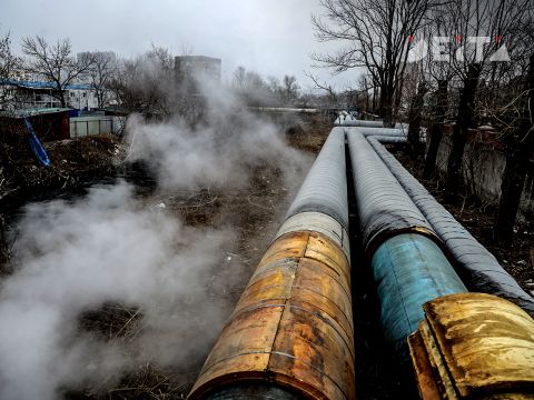 Лопнувшая труба теплотрассы чуть не парализовала дорожное движение во Владивостоке