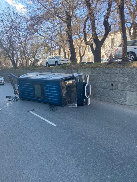 Автобус без водителя уехал с парковки, побил машины и перевернулся