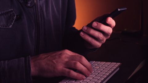 Прославившемуся российскому солдату угрожают с Украины