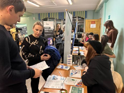 Школьников Владивостока знакомят с высшими учебными заведениями