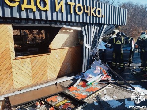 Автомобиль протаранил придорожное кафе во Владивостоке (ОБНОВЛЕНО В 12:44)