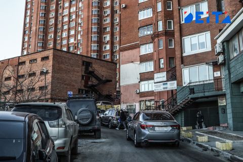 Водителя, сломавшего шлагбаум во дворе, разыскивает полиция Владивостока